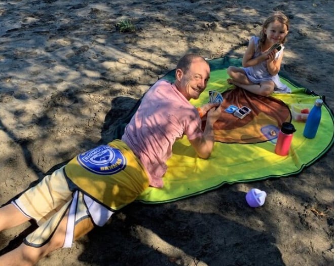 Alex Johnson y su familia se quedaron varados en Costa Rica por el coronavirus. En la foto le acompaña su hija Skyla.