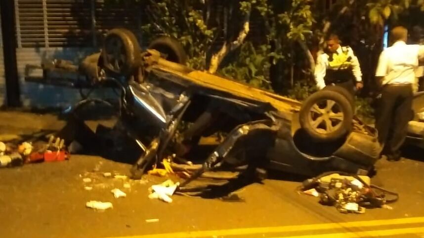 La noche de este jueves 18 de agosto se puso difícil en Desamparados ya que hubo dos fuertes choques, casi al mismo tiempo, en menos de 100 metros.