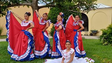 En el mes de la patria, en Moravia le enseñan a bailar típico de manera gratuita