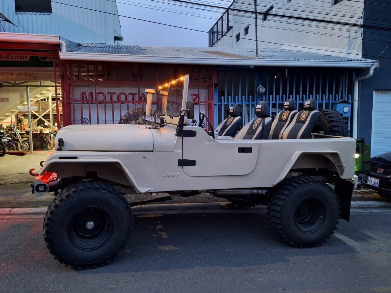 Iván Zúñiga armó un Jeep militar 1977 desde cero. Foto: Cortesía.