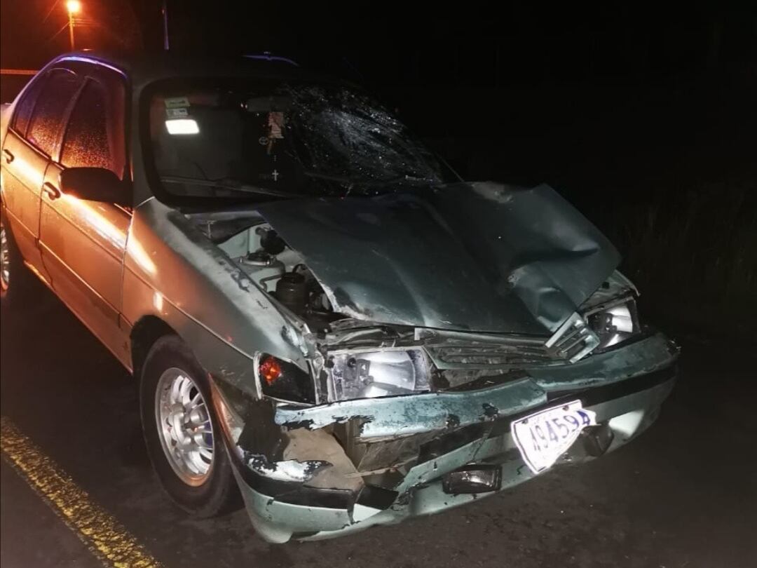 Conductor en estado de ebriedad invade el carril contrario y acaba con la vida de guarda que viajaba en moto en Guácimo. Foto Reyner Montero.