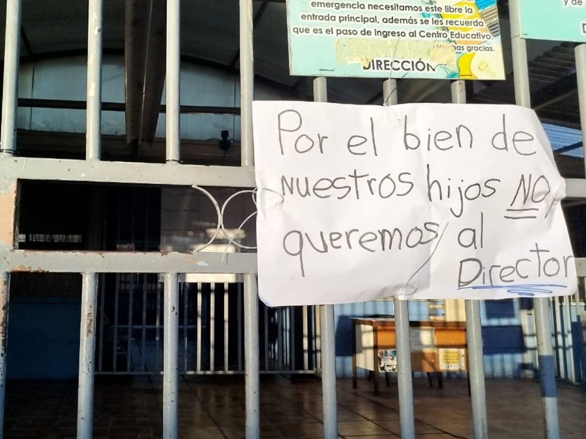Los papás de la Escuela de Gravilias salieron a denunciar situaciones irregulares en el centro educativo de sus hijos.