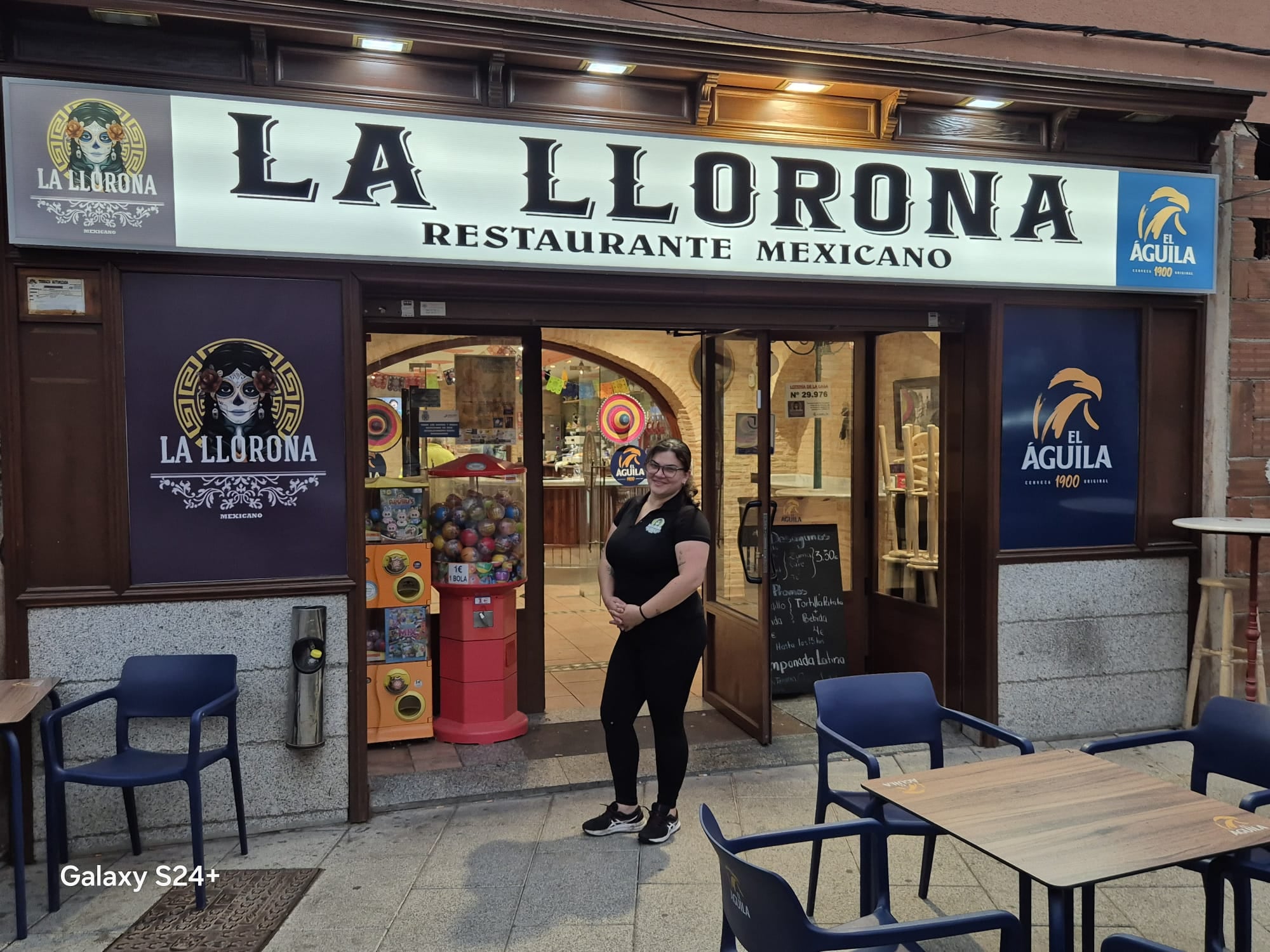 Elizabeth Badilla Segura tiene 34 años, vive en España en donde el año pasado abrió un restaurante de comida mexicana al cual le está yendo muy bien. El restaurante está en Alcázar de San Juan en Ciudad Real y se llama La Llorona en honor a la cantante tica Chavela Vargas.