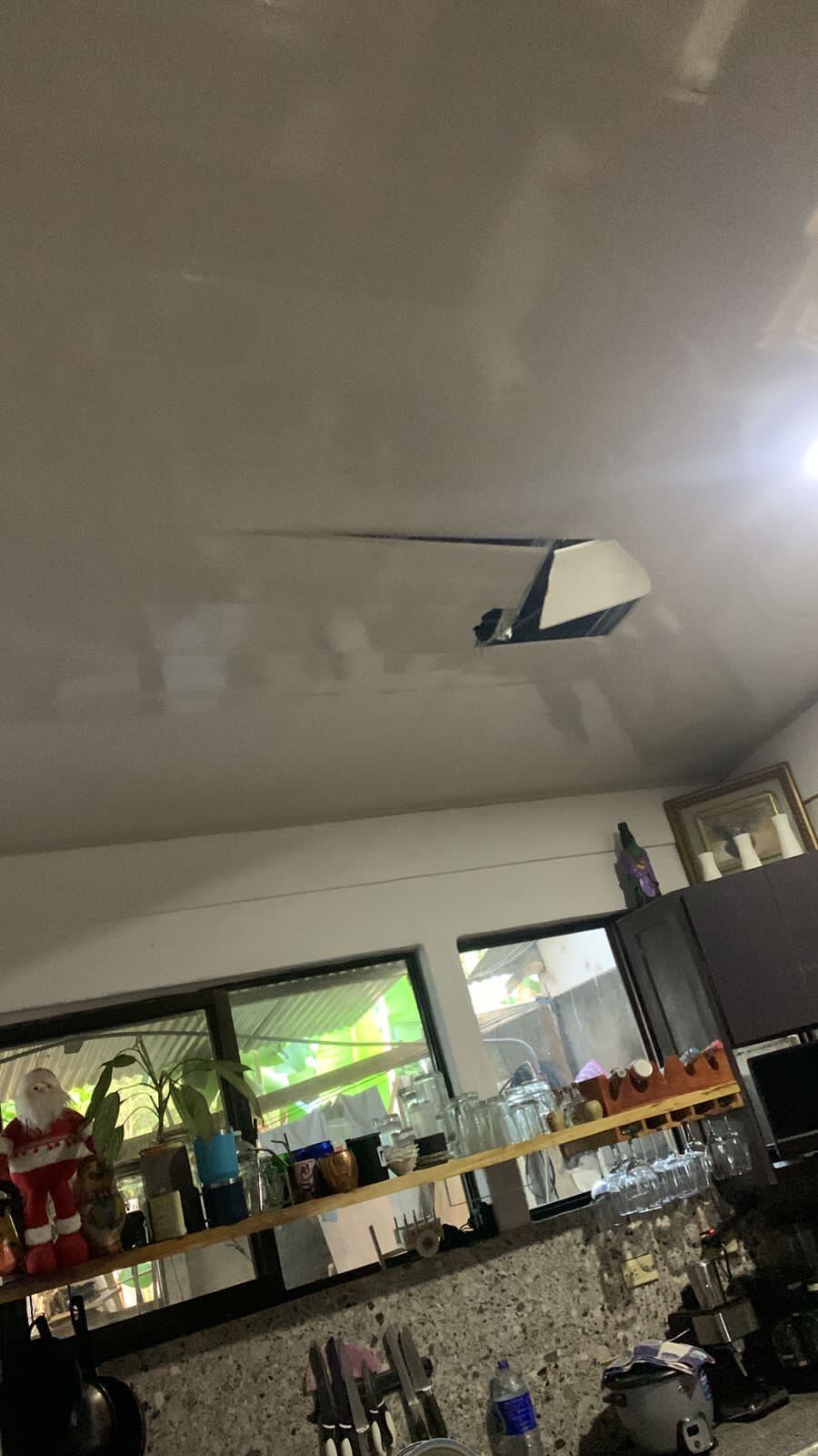 Vecinos afectados por explosión de dinamita en Carrillo. Foto cortesía Guana Noticias.