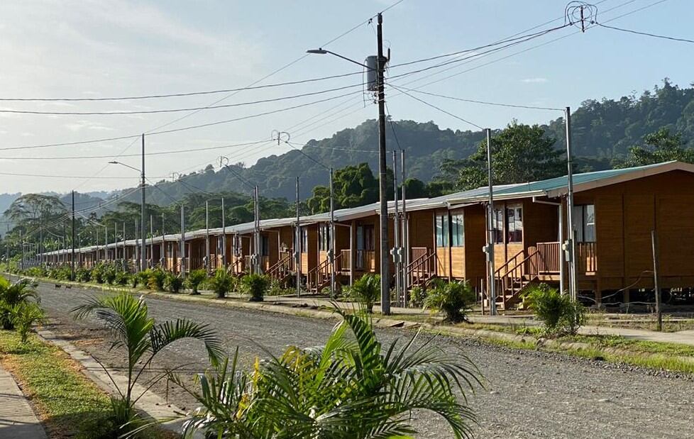 En el Valle de La Estrella en la provincia de Limón, el Banco Hipotecario de la Vivienda (BANHVI) financió la construcción de 86 viviendas construidas con un diseño innovador en madera y sobre pilotes, destinadas a familias en situación de extrema necesidad, adultos mayores, personas con discapacidad y mujeres jefas de hogar.