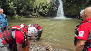 Hallan cuerpo de hombre que desapareció tras caer a poza en catarata El Salto en Alajuela