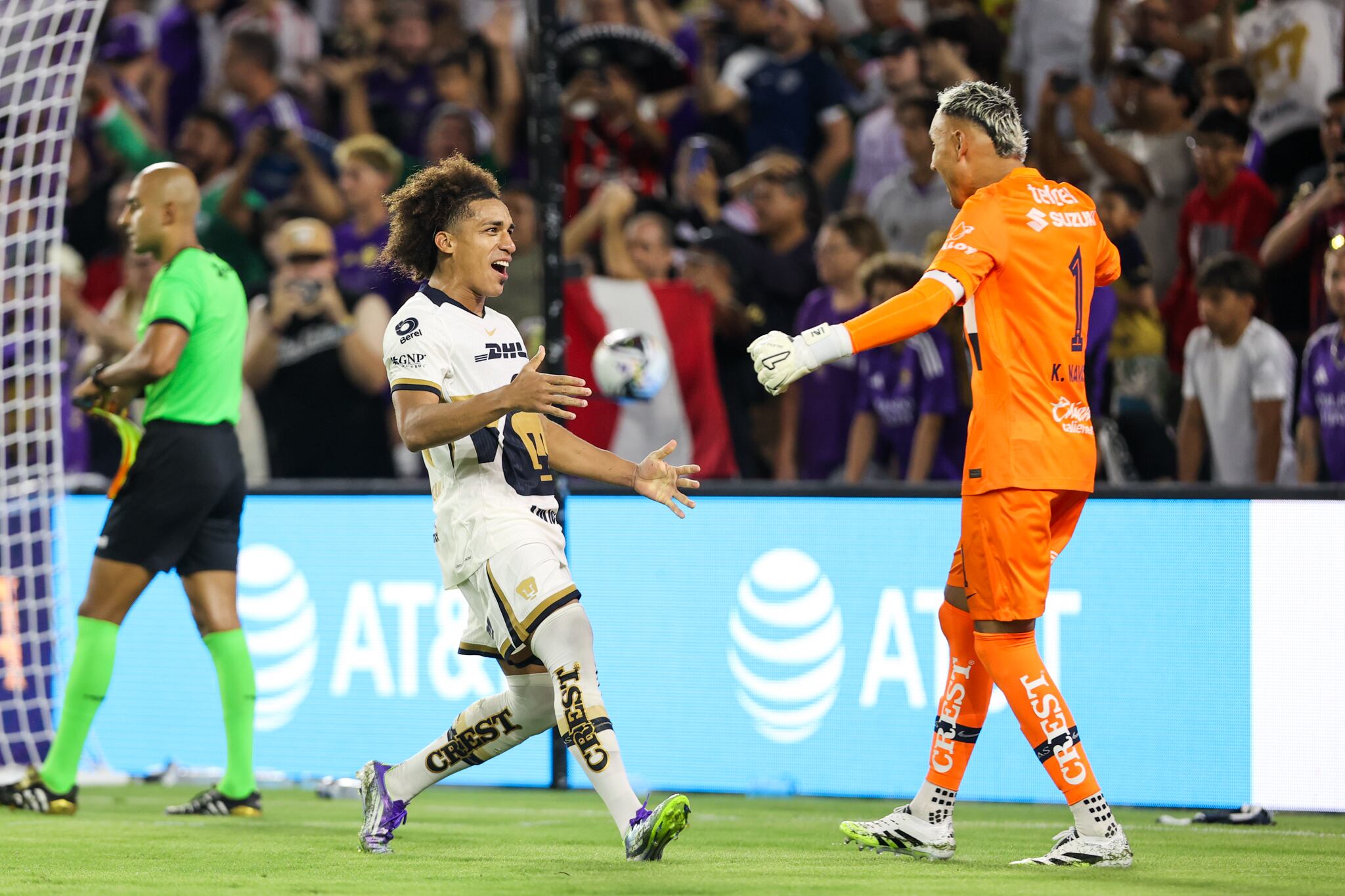 Keylor Navas celebró con Adalberto Carrasquilla la victoria de Pumas sobre Orlando City en la Leagues Cup.