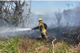 Incendio de charral pone en riesgo Recope, una fábrica de pólvora y varias casas
