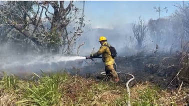 Incendio de charral pone en riesgo Recope, una fábrica de pólvora y varias casas