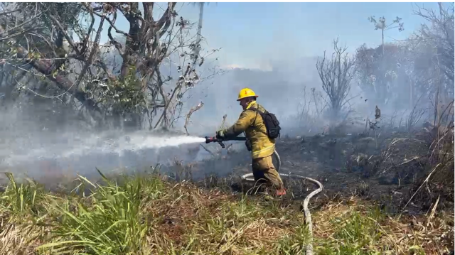 Un incendio amenaza Recope, una fábrica de pólvora y varias casas en Alajuela