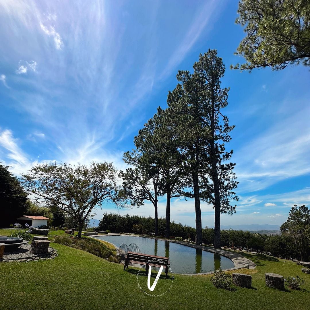 Esta es la finca V Entertainment, en la que Rodrigo Chaves habría organizado fiestas privadas para su gabinete y actividaes partidarias. Instagram.