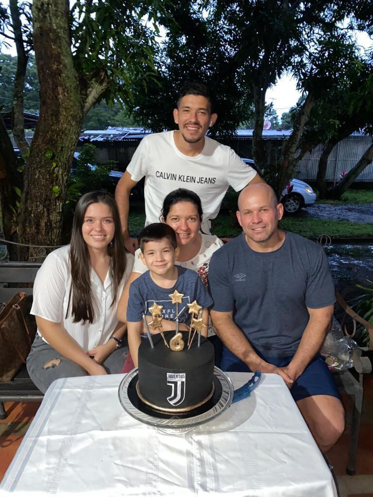 Douglas López, jugador del Herediano y su familia. Cortesía.
