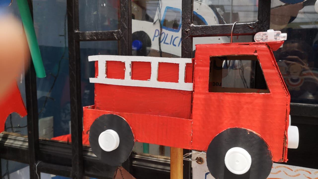 Don Jorge Chaves Lobo, quien tiene 78 años y es vecino de la urbanización La Esperanza de Heredia y este 2023 hizo 820 faroles para vender