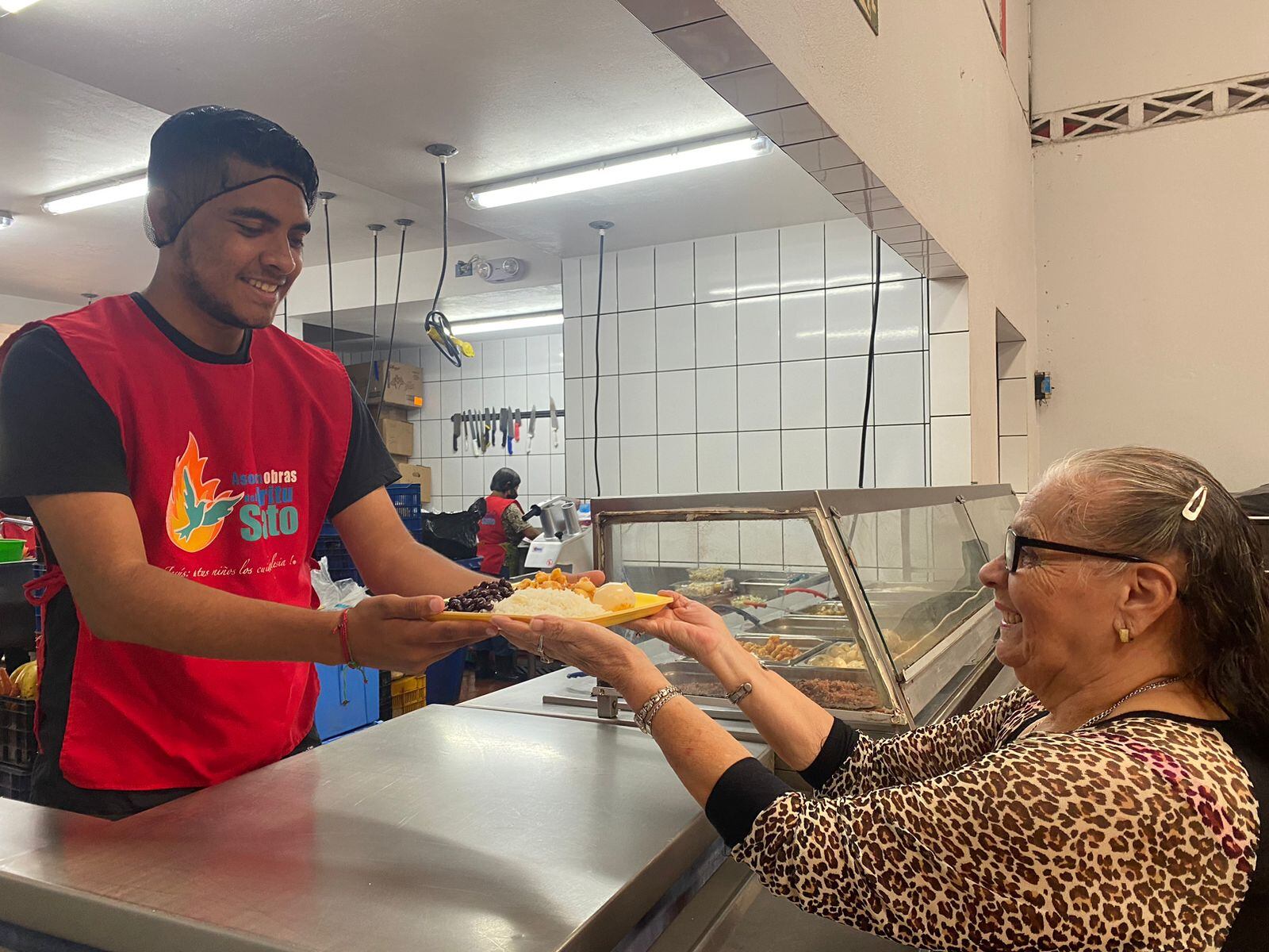Octavio Zambrana Espinoza es un tico-nicaragüense que por estos días está celebrando el haber sacado un título académico sin olvidar que el camino para ese triunfo de vida comenzó cuando el padre Sergio Valverde de la Asociación Obras del Espíritu Santo les abrió las puertas