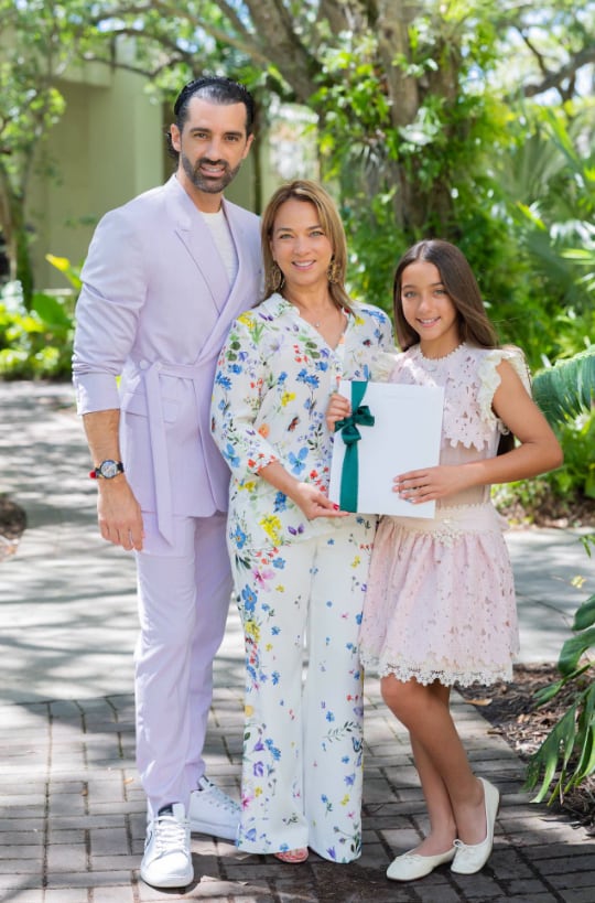 Toni Costa y Adamari López junto a su hija Alaia.