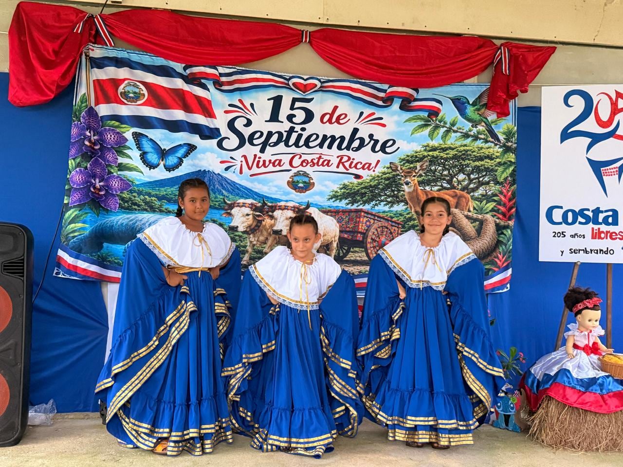 Clara Idalia García camina, cruza el río en panga y sigue en moto para llegar a la escuela de Copalchí, en Sarapiquí, donde enseña a 11 niños de primero a sexto grado