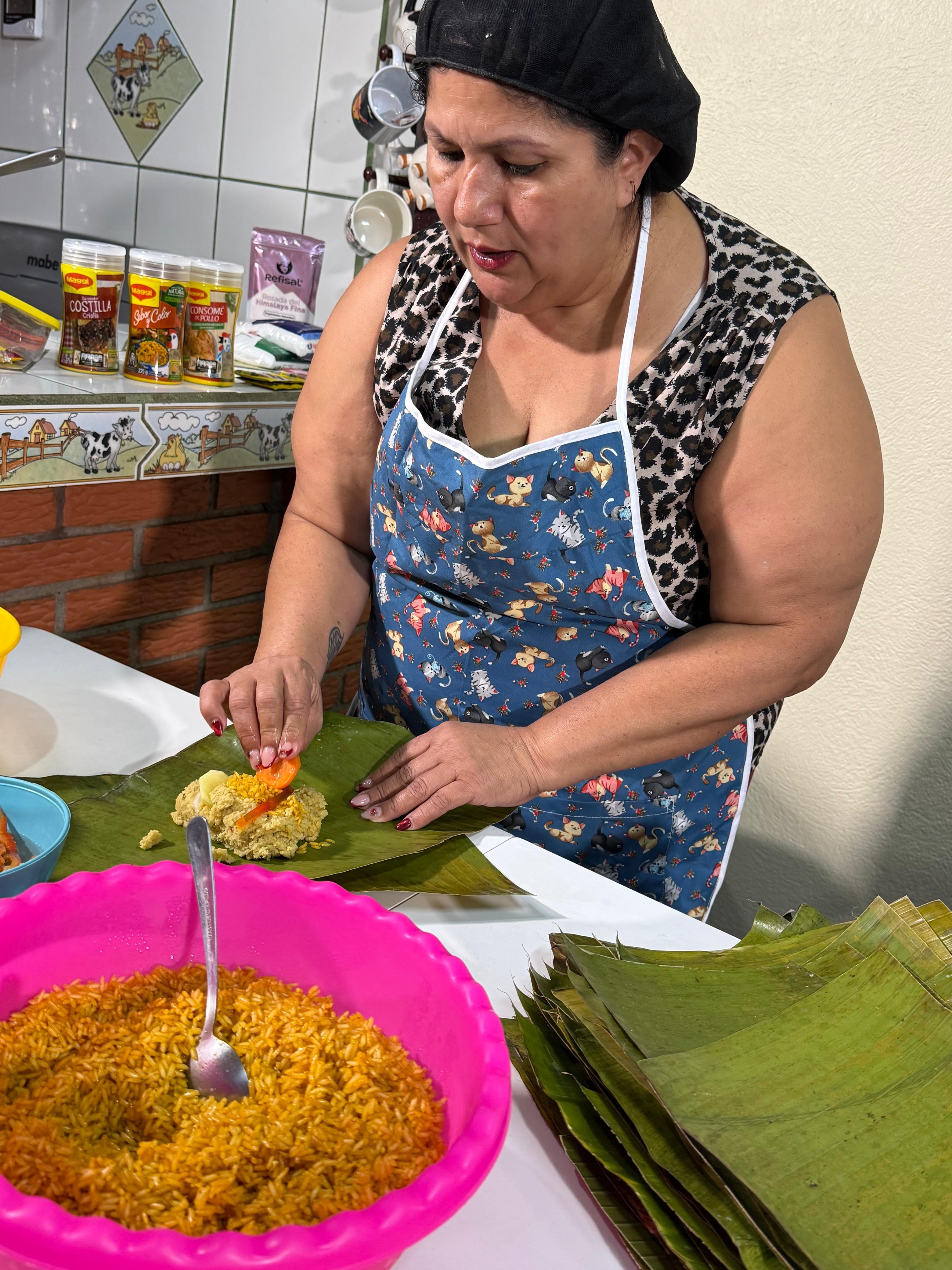 En nuestro último episodio (el cuarto) del “Cazador de tamales” nos fuimos para La Milpa y ahí doña Rosemary Cordero, muy amablemente, nos abrió las puertas de su hogar para que disfrutáramos cómo ella hace tamales