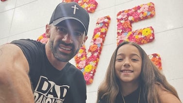 Toni Costa anda de vacaciones con su hija en el país, ¿y qué pasó con Mimi Ortiz?