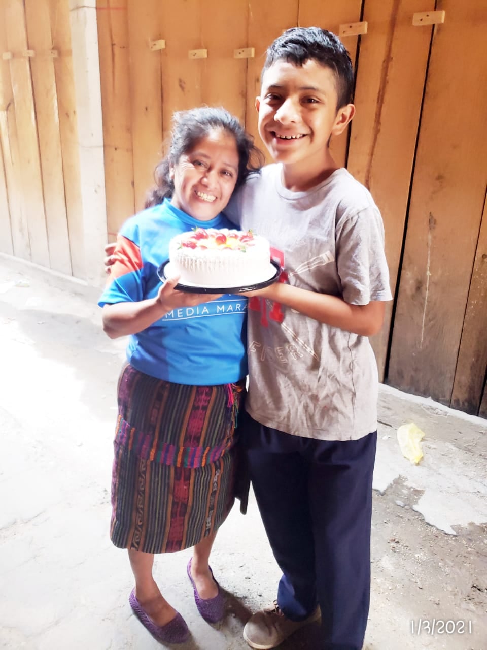 El niño guatemalteco, Tomás Enrique Tebelán , cariñosamente conocido por el país como Tomasito o el Chapintico, pasa muy ocupado todo el día porque ahora que entró al cole le pone bonito al estudio, pero primero debe cumplir con la venta de chicles para ayudarle a su mamá, doña Lucía Tebelán.