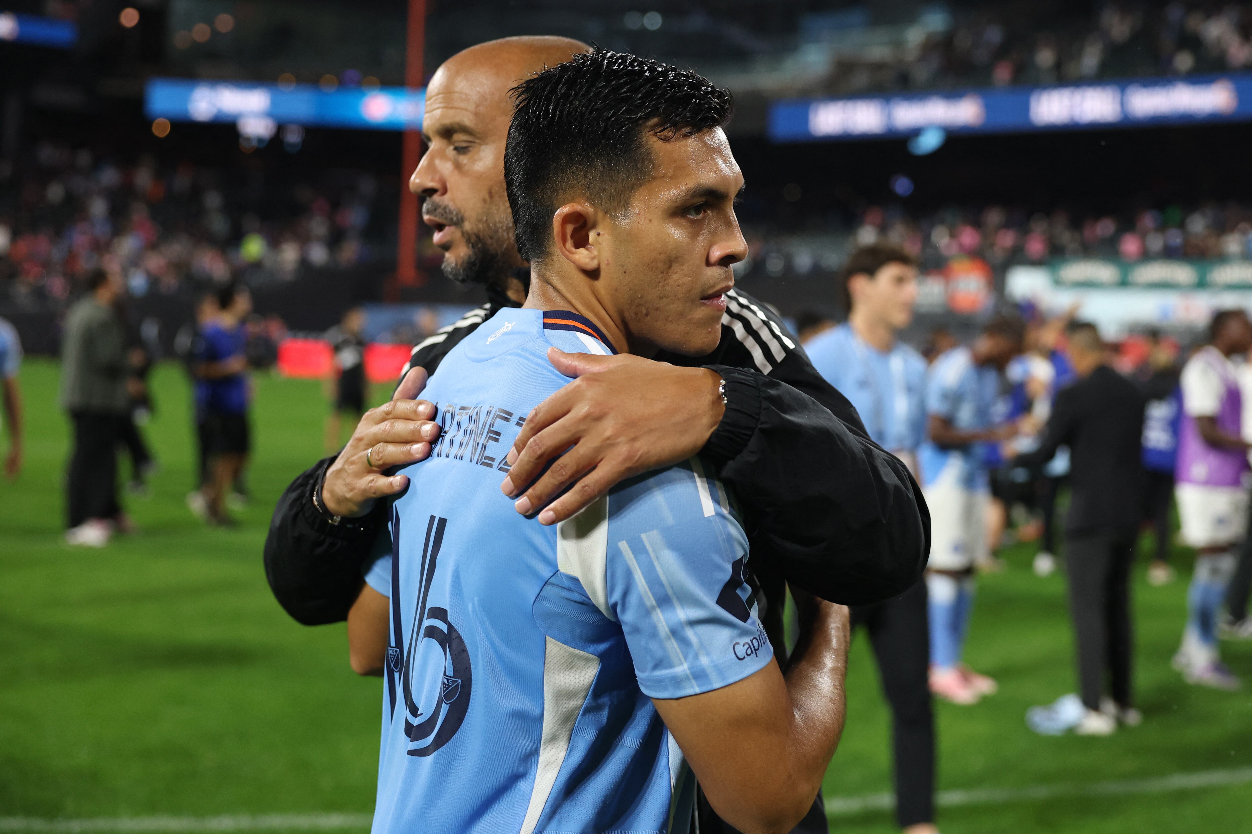 El delantero costarricense Alonso Martínez se saluda con el entrenador del New York City Pascal Jansen, tras la derrota ante el Iter Miami de Messi este 24 de setiembre.