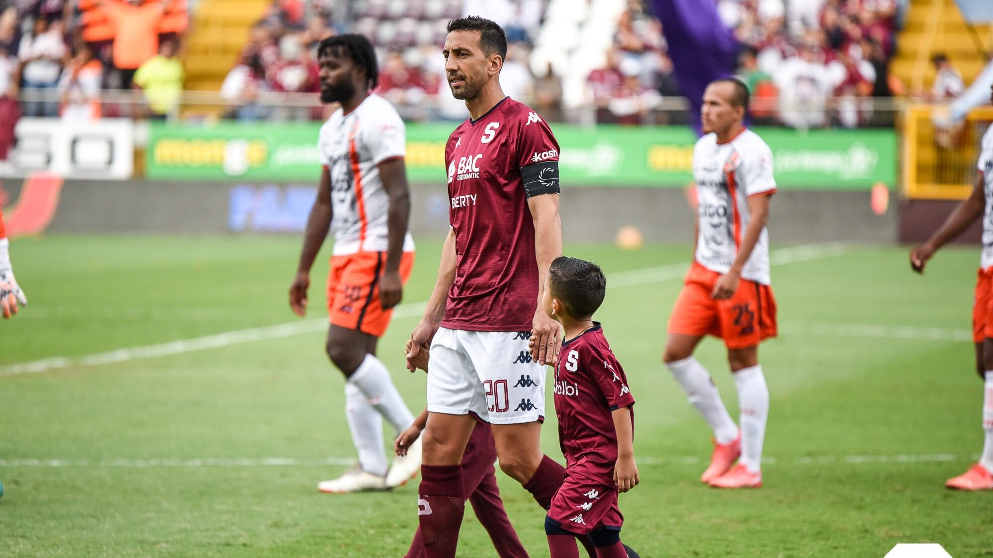 Ezequiel Pérez, pequeñito que compartió con Mariano Torres el domingo en el juego contra Puntarenas. Prensa Saprissa.