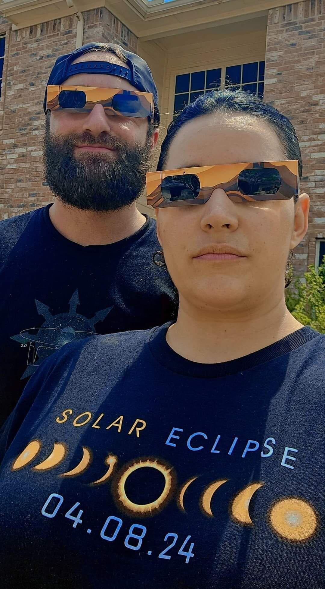 Karla Clark, nicoyana de la pura cepa, armó tremendo fiestón hasta con carne asada enfrente de su casa para disfrutar en familia el eclipse total de sol en Arlington, Texas, Estados Unidos.