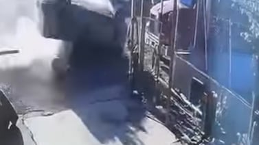 Impactante video: joven se salva de milagro tras casi ser atropellada por carro volcado en Cañas