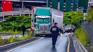 Motociclista falleció al ser arrastrado por tráiler que en apariencia iba en reversa en Calle Blancos