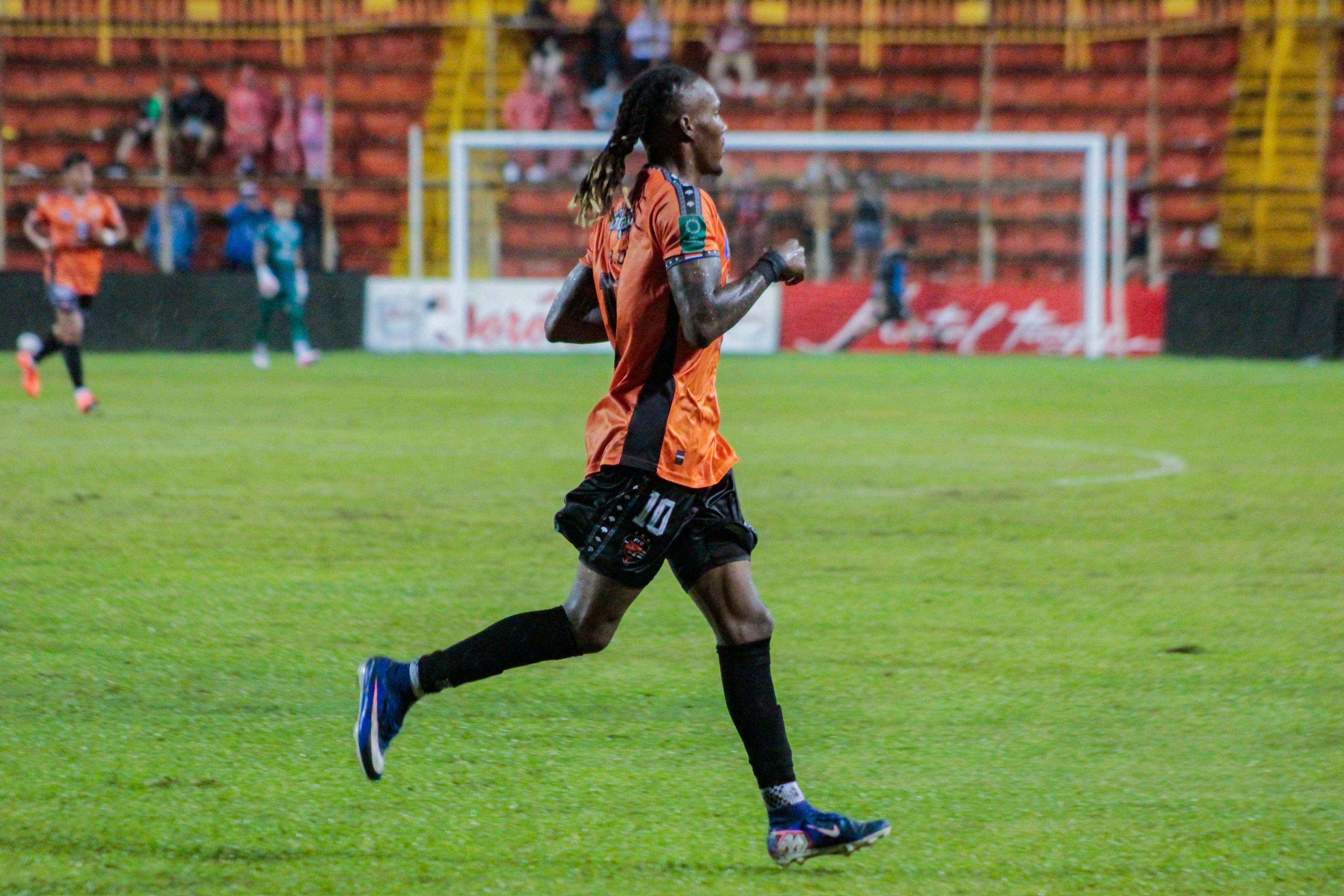 Raheem Cole acusa a Josimar Méndez de lesionar a su hermano gemelo Kadeem.