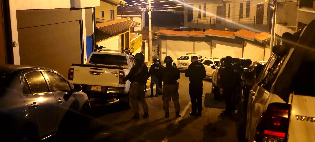 Ingreso do oficiales de la PCD en uno de los recintos allanados. Fotografía: