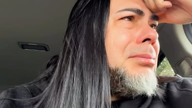 Cantante de rock rompió en llanto tras recibir dura noticia estando lejos de Costa Rica