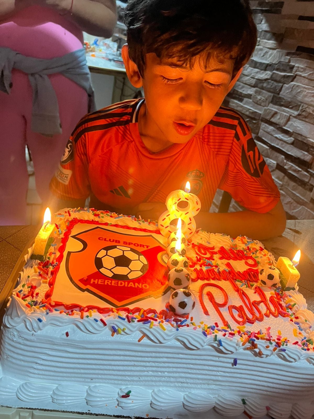La familia va al estadio cada vez que juega Herediano.