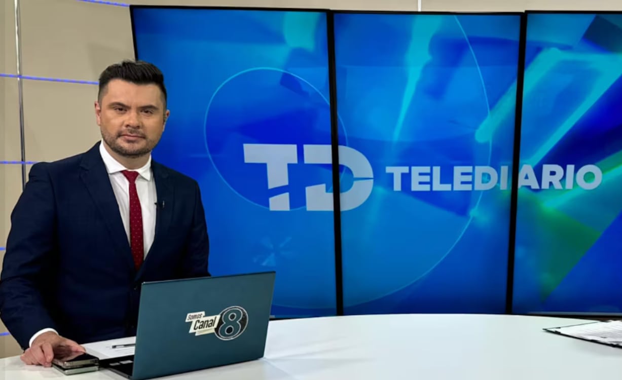 Fotografías del periodista Michael Soto. En la primera se le ve en su lñabor de productor de las corridas de toros de Zapote, con la plaza a su espalda. En la segunda como presentador del Noticiero Telediario.