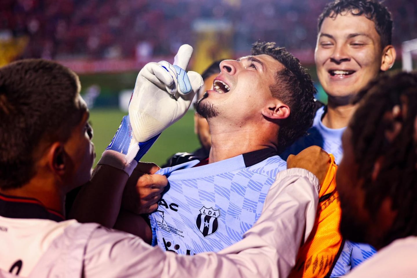 Bayron R La imperdible historia de cómo mamá de Bayron Mora vio los penales que ...