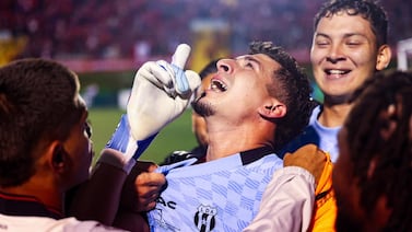 La imperdible historia de cómo mamá de Bayron Mora vio los penales que consagraron a su hijo como héroe