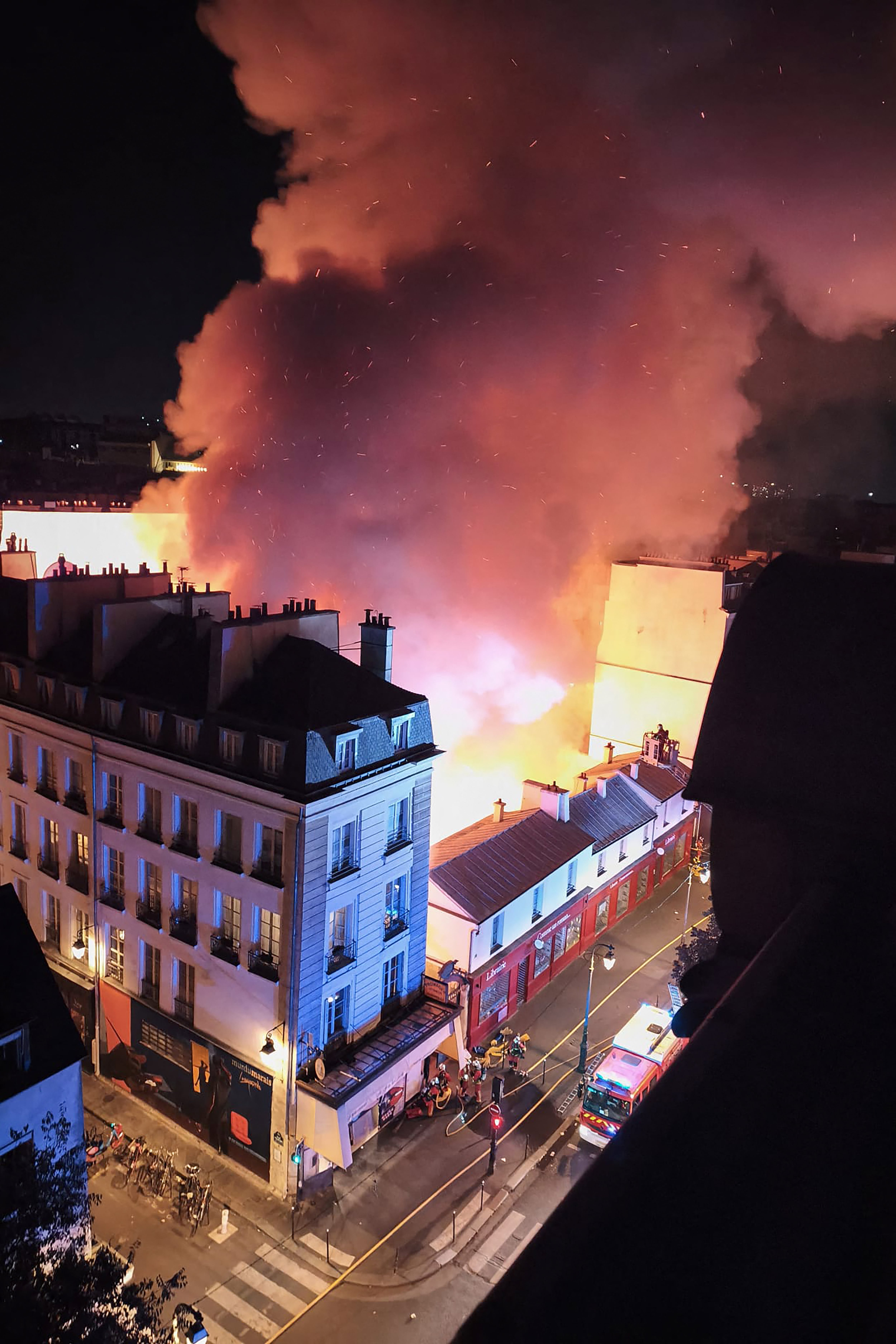 Huérfanos vestidos de rojo, Francia.
