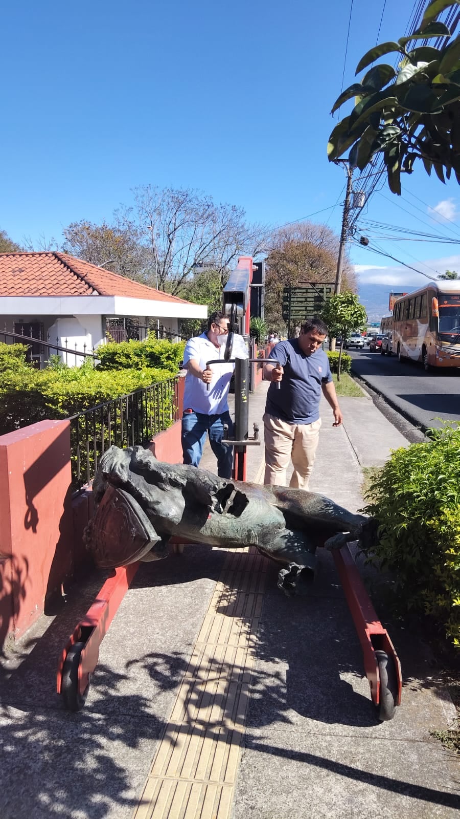 Cuantiosos daños sufrió el león de bronce de la estatua de León Cortés Castro luego del violento choque que el conductor de un pick up tuvo contra la estructura. Foto: ICODER
