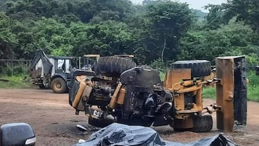 Hombre de 50 años sufrió una espantosa muerte cuando manejaba cargador de llantas en Caldera