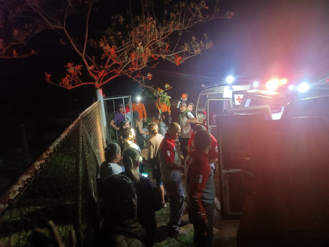 Un peludito y cuatro personas fueron rescatadas en La Marina de Aguas Zarcas de San Carlos la madrugada de este Sábado Santo luego de reportar que estaban perdidos. Foto: Cruz Roja