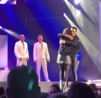 Fan de Chayanne pudo subir al escenario, pero su actuación no fue bien recibida.