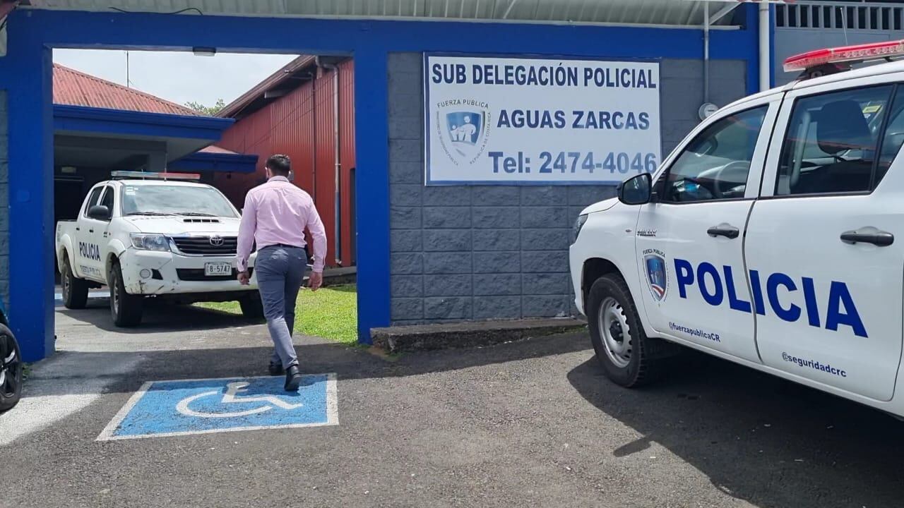 OIJ detiene a dos policías en San Carlos sospechosos de cohecho propio. Foto Edgar Chinchilla.