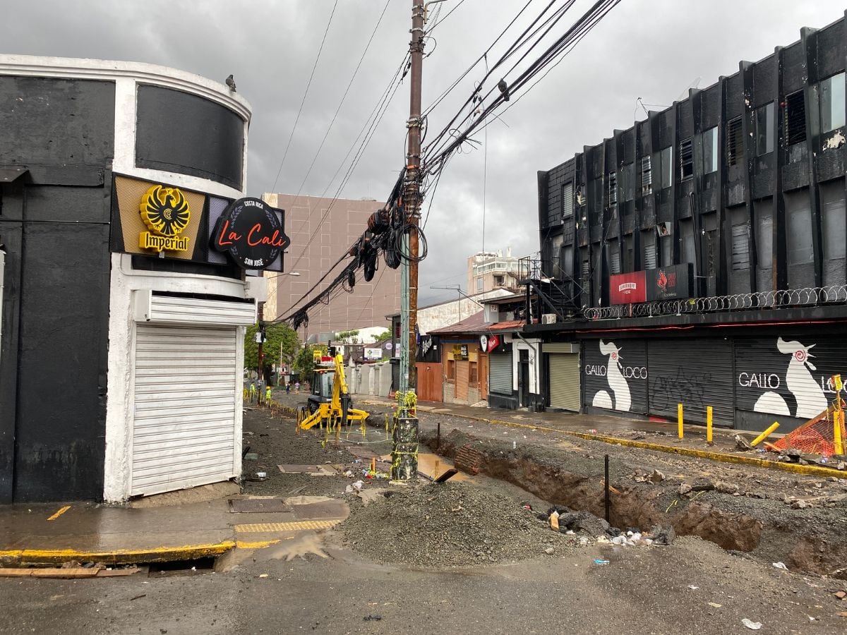 Huecos, varillas y hasta maquinaría, así se ve la Cali en este momento.