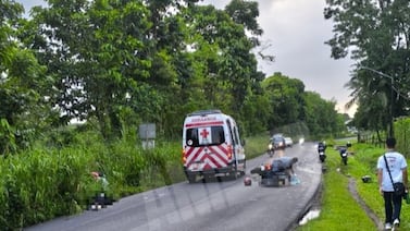 Violento choque entre carro y motocicleta deja una persona muerta y dos más en condición crítica