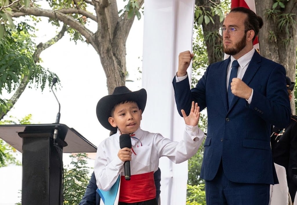 Niño de quinto grado dio fuerte mensaje sobre paz y diálogo frente a la presidenta de Costa Rica