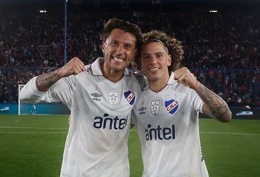 Francisco Calvo, legionario costarricense, anotó doblete en la victoria de Nacional. En la foto, Calvo junto a Luciano Boggio, anotador del otro gol de Nacional.