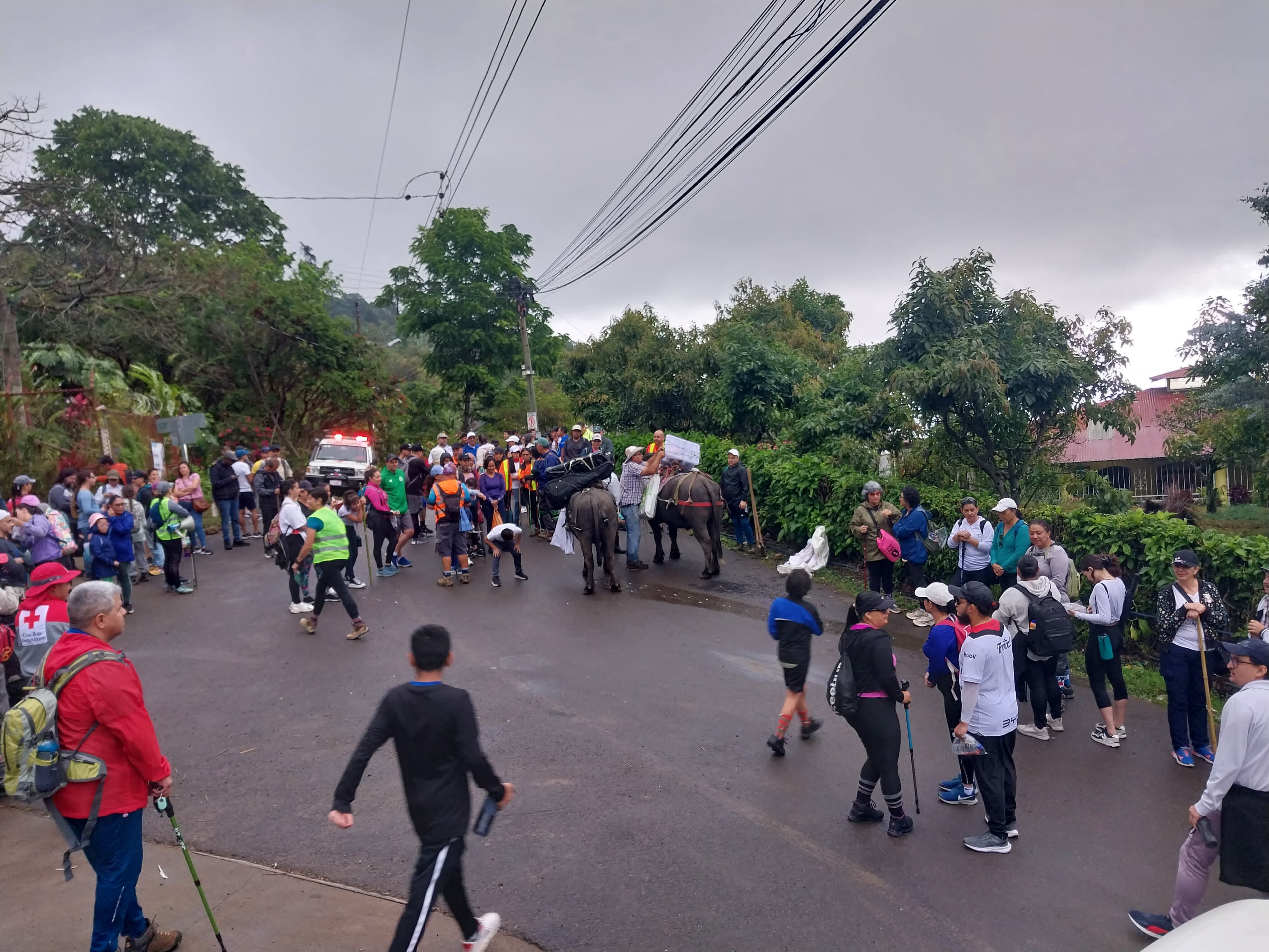 Este sábado 12 de abril, a vísperas del inicio de la Semana Santa, la comunidad católica alajueliteña realizó un viacrucis hasta uno de los emblemas más representativos que tienen, la cruz