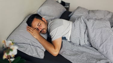 ¿Realmente se puede recuperar el sueño durmiendo más los fines de semana? Esto dice una especialista del sueño