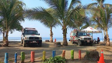 Buzos buscan a joven que fue arrastrado por el mar