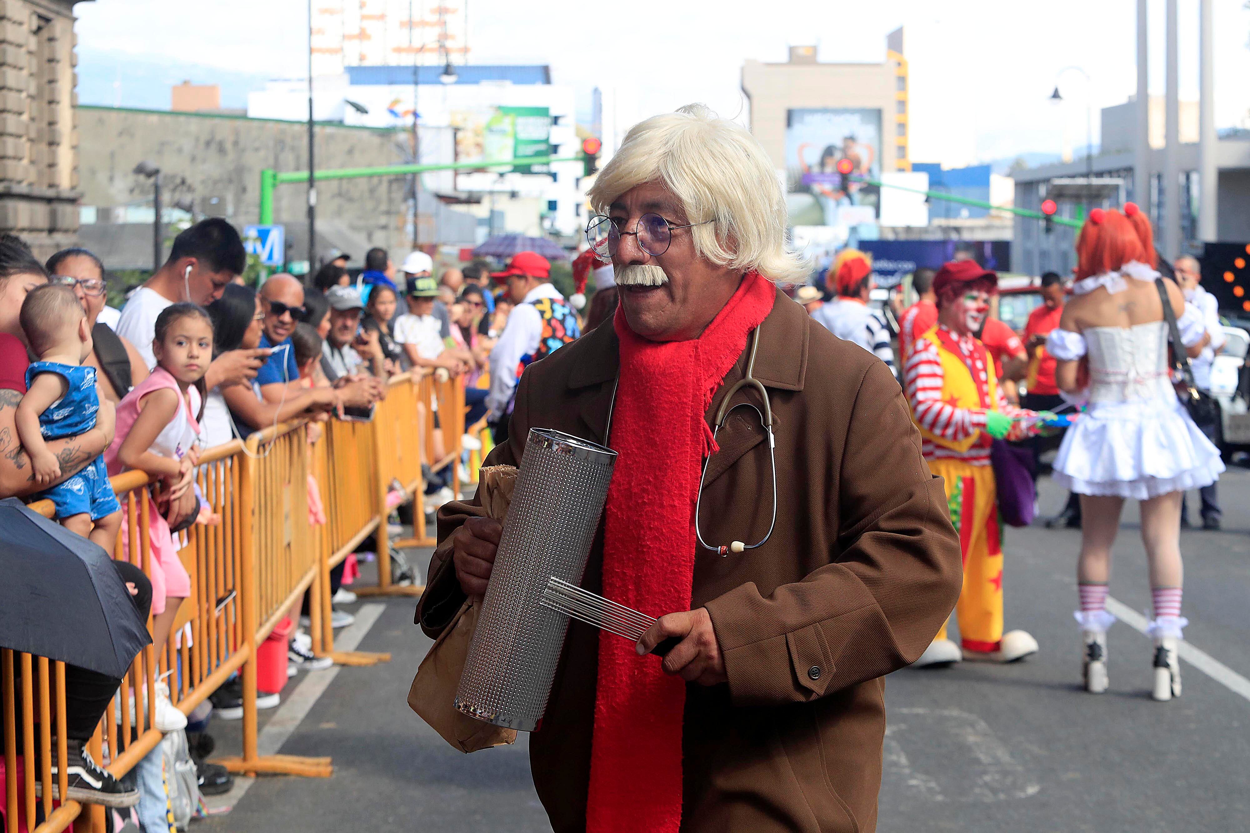 27/12/2023 Avenida Segunda. Este miércoles se realizó Carnaval de San José, luego de tres años ausencia en las actividades festivas de fin y principio de año. El desfile, con la presencia de comparsas y carros antiguos, formó parte de las actividades tradicionales en el marco del 200 aniversario de San José como capital, en un ambiente de fiesta, ritmo y mucho color.