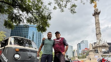 Mundial 2026: Padre e hijo se fueron en La Vocha viajera modelo 1975 desde Costa Rica a México